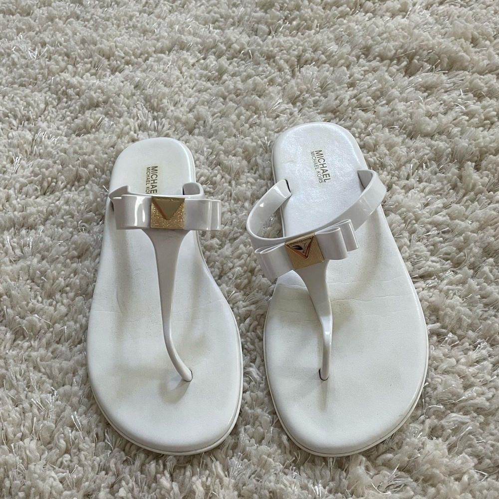 MICHAEL KORS CAROLINE Jelly Thong Bow Sandals Ivory/gold